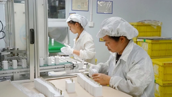 工作人员正在组装充电头。曾河力摄