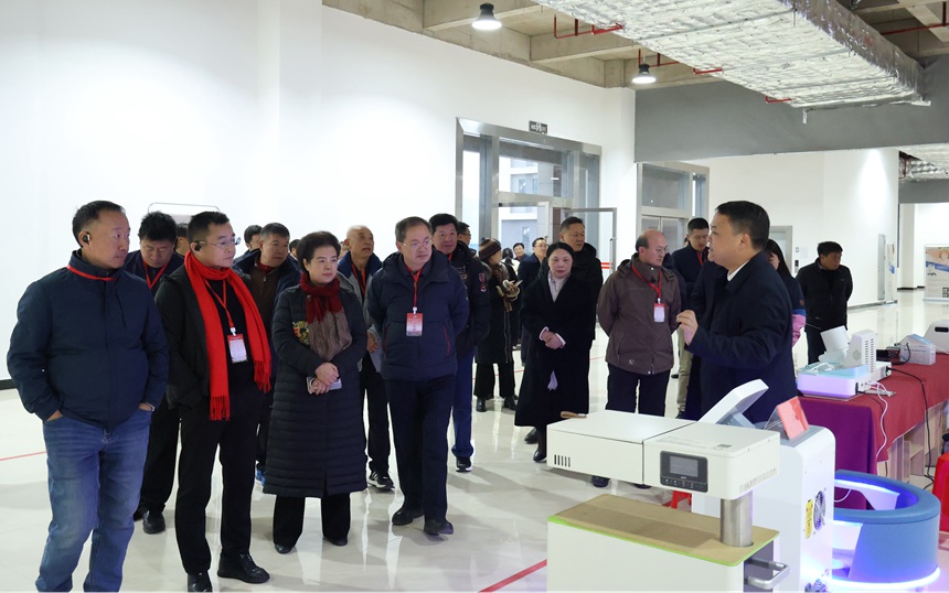 嘉宾们正在资源县粤桂协作生物医药科技产业园考察调研