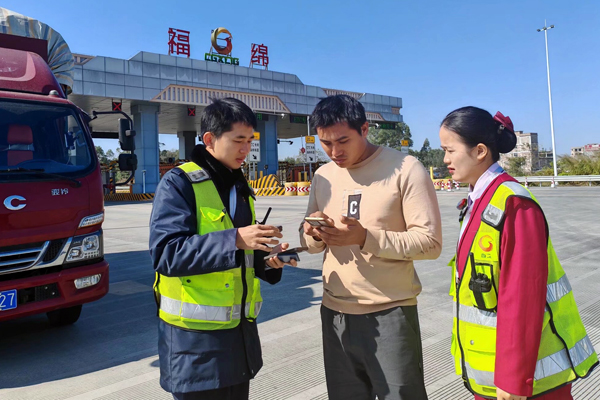 在收费站服务点为司乘安装ETC。王小蒙摄