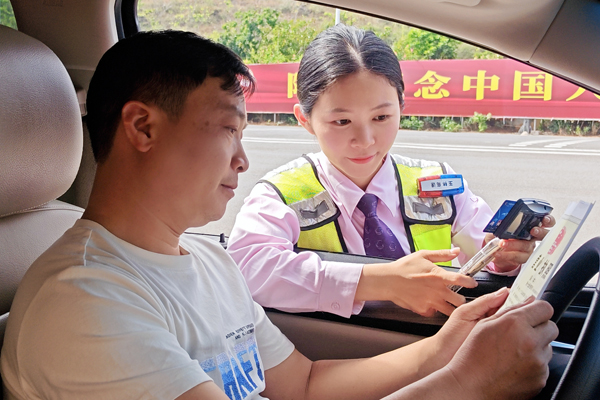 向司乘宣传ETC政策。黄芪津摄