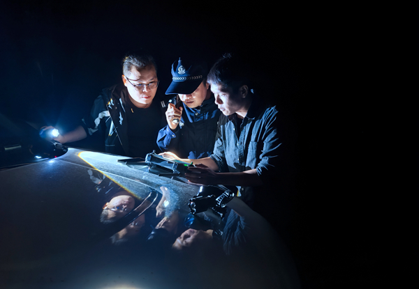 民警借助无人机开展搜救。许玉荣摄