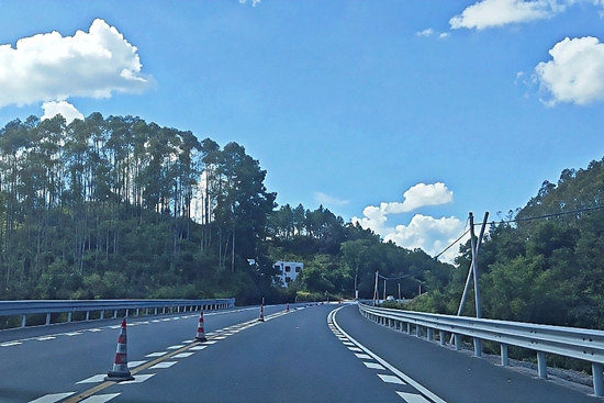 新安装的护栏守护在道路两侧。林美燕摄