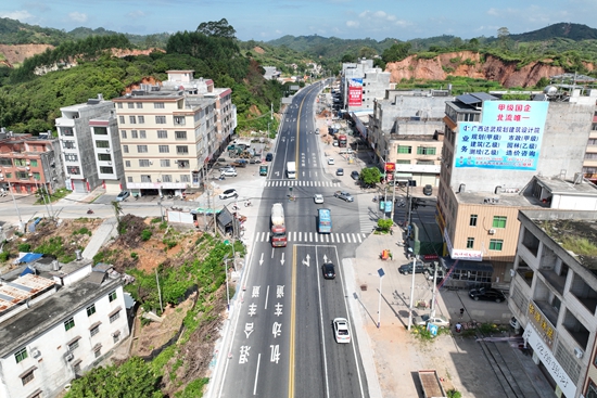 省道205线北流市新丰镇路口整治后。卢晰摄