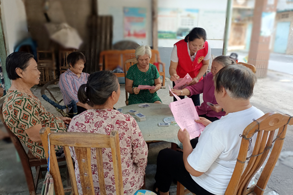 普法人员用客家话向群众普及民法典。覃仕隆摄