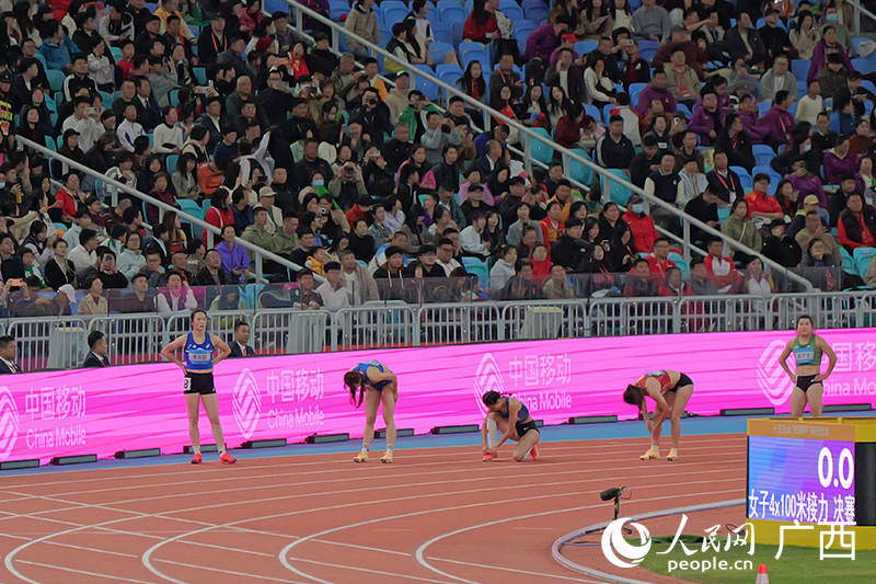 韦永丽作为第四棒选手。人民网 梁章晖摄