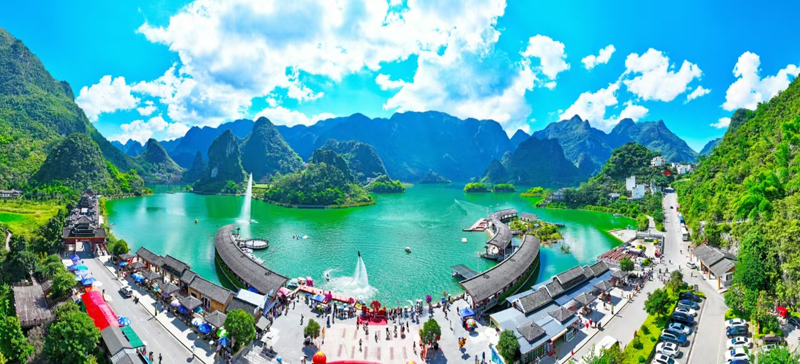 如詩如畫的浩坤湖。陳洪杰攝