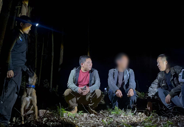 民警成功找回深山走失务工男子。警方供图