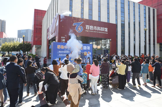 科学实验秀现场。黄晓君摄