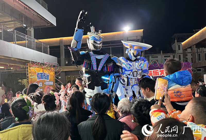 市民游客与机器人互动。人民网 何宁摄