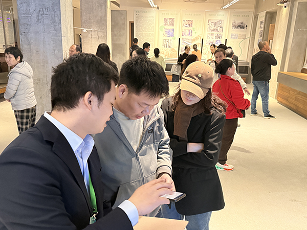 市民游客體驗“愛百色”智慧平台。百色城產集團供圖