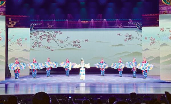 11月24日晚，首届全国戏曲新人新作展演在南宁圆满闭幕。图为桂剧《思凡·罗汉堂》。记者吴潇摄