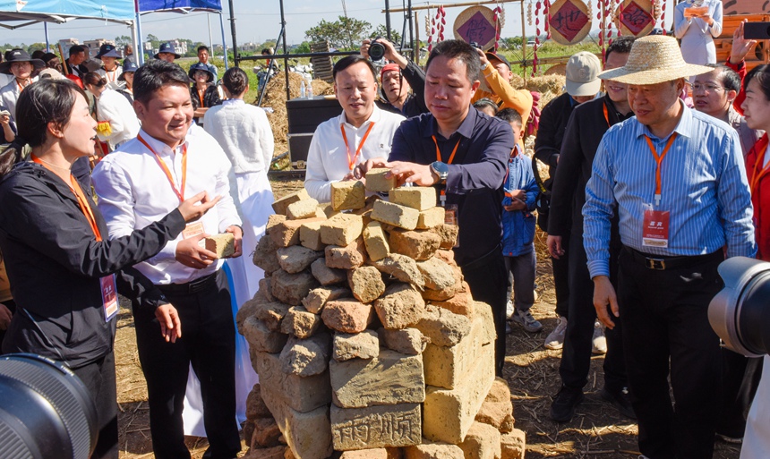 领导嘉宾在“窑王”前进行封顶祈愿仪式。