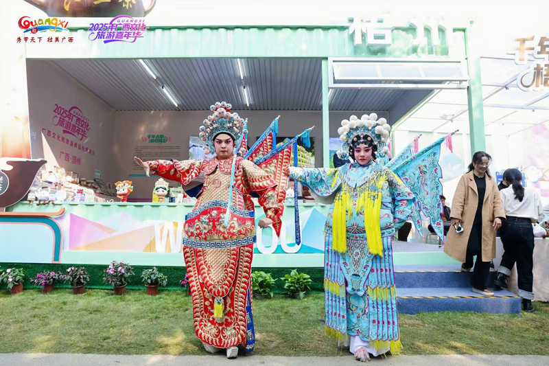 粤剧演员的精彩身段展示，尽显梧州粤剧的独特风韵。