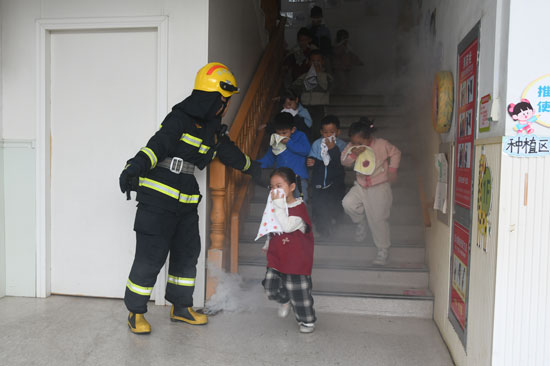 開展火災疏散逃生演練。昭平消防供圖