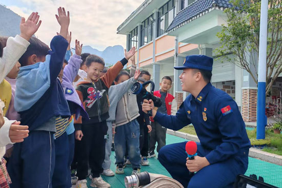 邀請小朋友體驗消防器材。昭平消防供圖