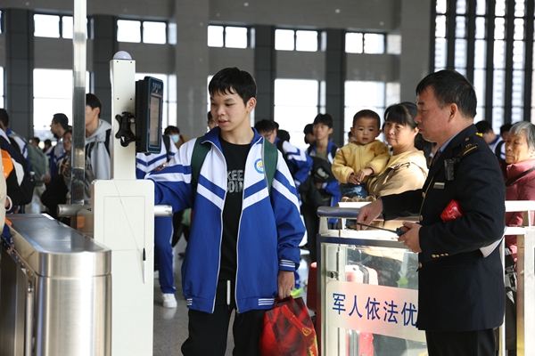 研学学生有序检票乘车。宋依洁摄