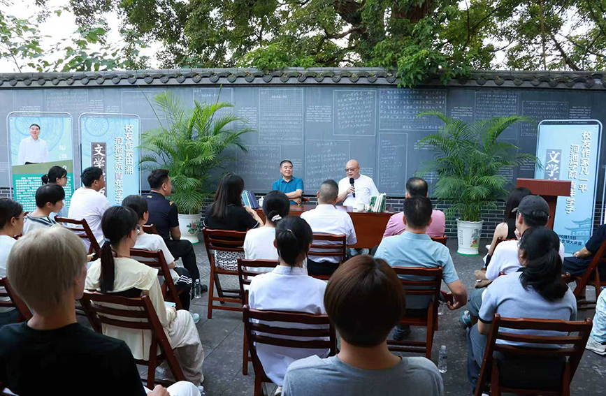 作家凡一平、田湘回到河池学院与师生对话交流。刘媛媛摄