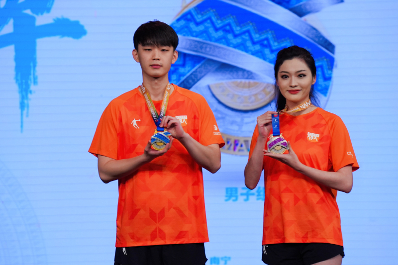 參賽服及完賽獎牌展示。主辦方供圖