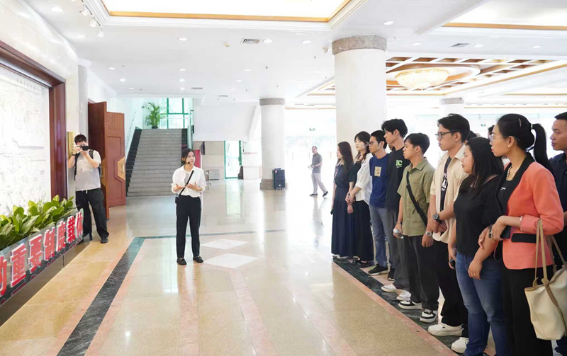 在桂東盟國家留學生參觀廣西人民會堂。陳玲玲攝