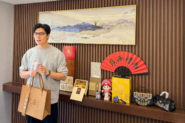 谭湘光团队为北部湾航空乘务员讲解壮锦文化知识。王志峰摄