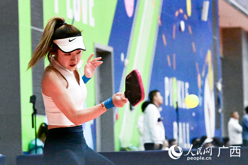 匹克球成為年輕人運動“新寵”。人民網 雷琦竣攝