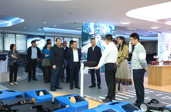 参观交流现场。广西职业师范学院供图