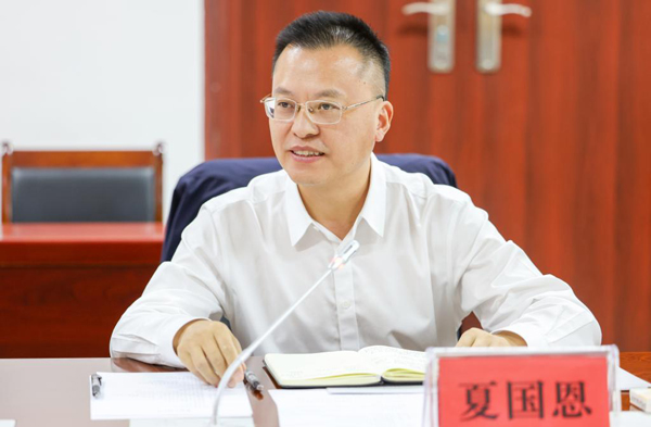 广西职业师范学院校长夏国恩主持会议
