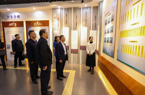 参观交流现场。广西职业师范学院供图