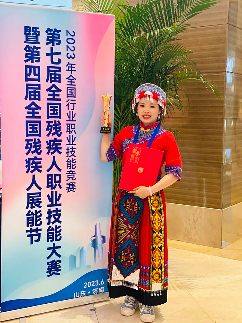 黎暖佳參加在第七屆全國殘疾人職業技能大賽並獲獎。柳州市婦女聯合會供圖