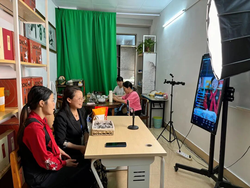 黎暖佳（左二）在暖佳傳媒工作室進行直播。柳州市婦女聯合會供圖