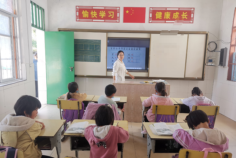 姜晚英在給學生上課。賀州市總工會供圖