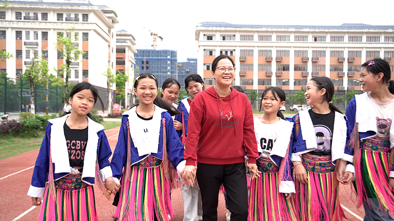 姜晚英和學生們互動。賀州市總工會供圖