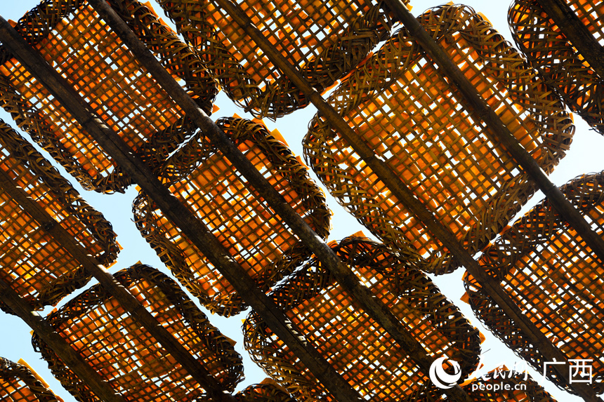 平細村筍農晒在屋頂的筍片。