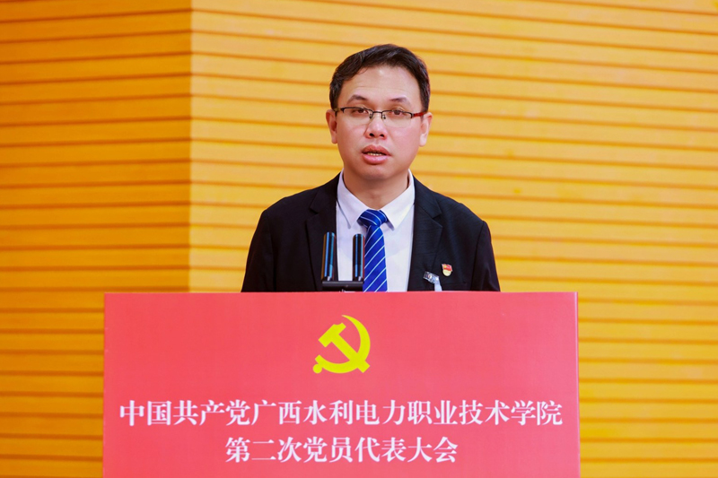 大会执行主席、党委副书记、校长刘存香主持开幕会。学校供图
