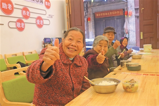 老人在揚美村長者食堂用餐。 廣西雲-廣西日報記者沈程 通訊員凌繼遠/攝