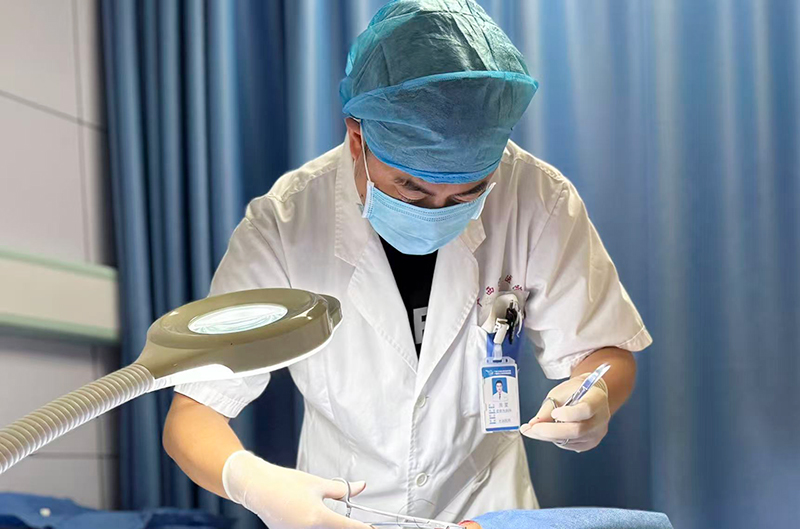 周星在工作中。崇左市衛生健康委員會供圖