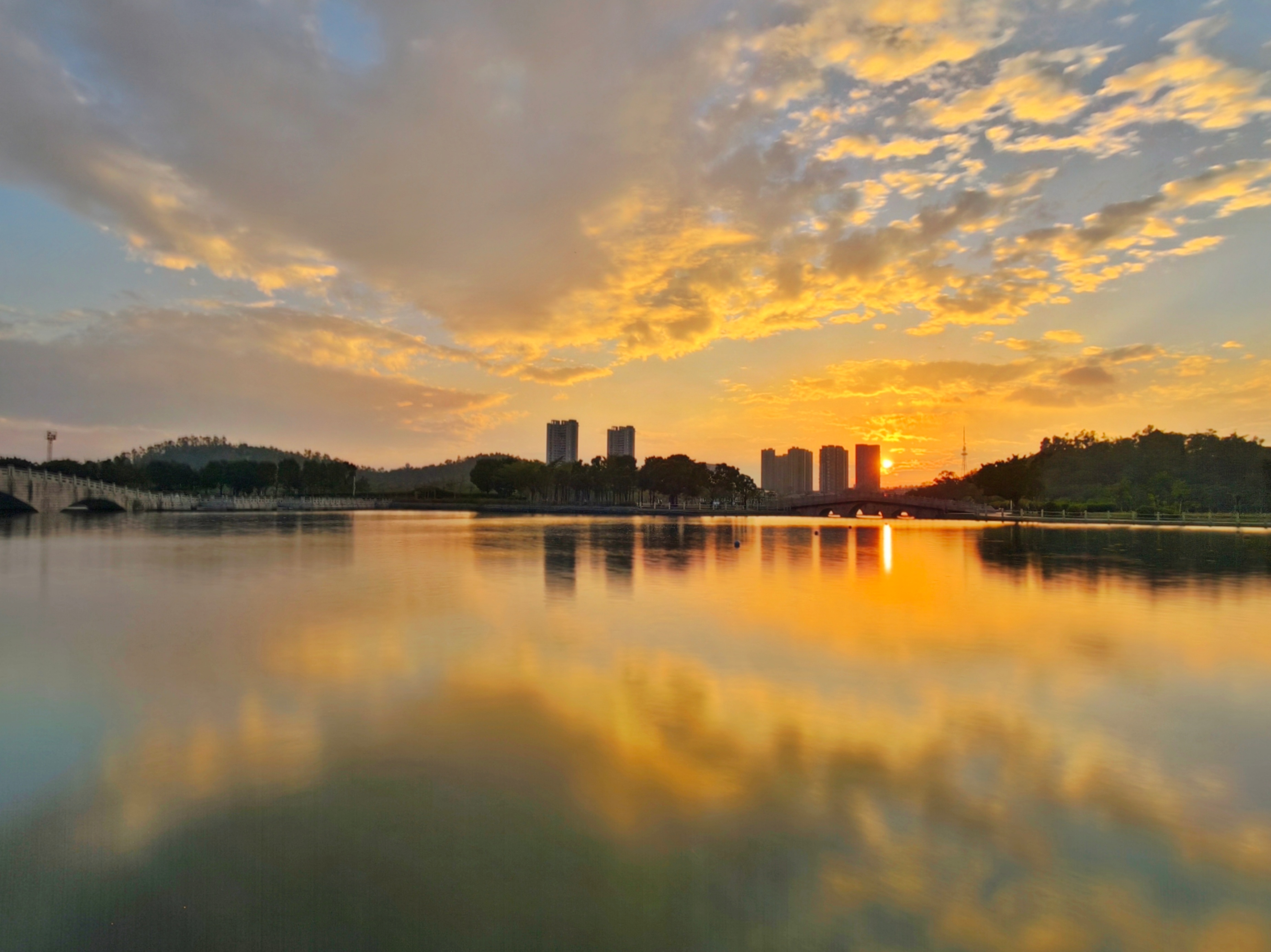 夕阳为湖面披上金色纱幔