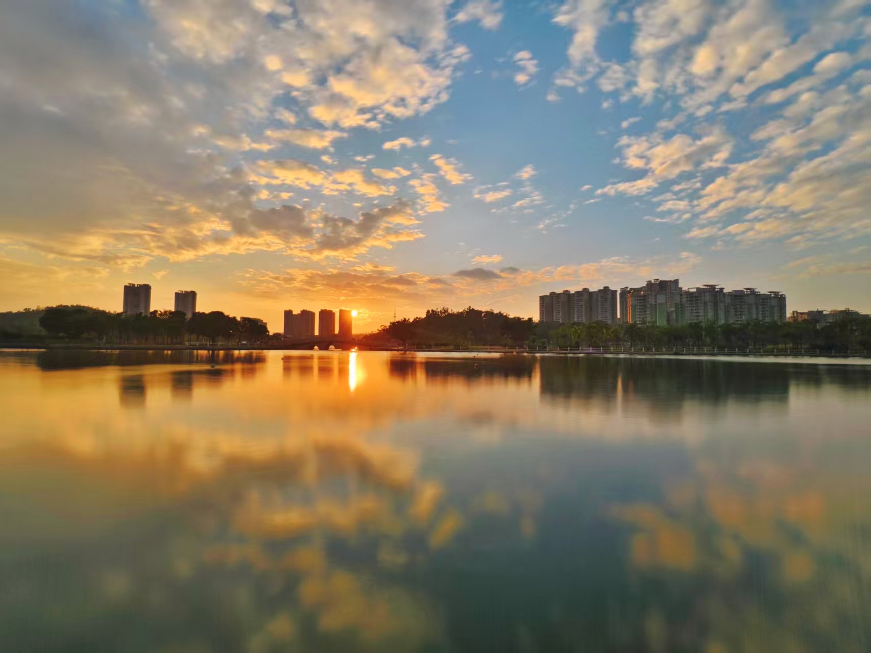 夕阳余晖洒满湖面
