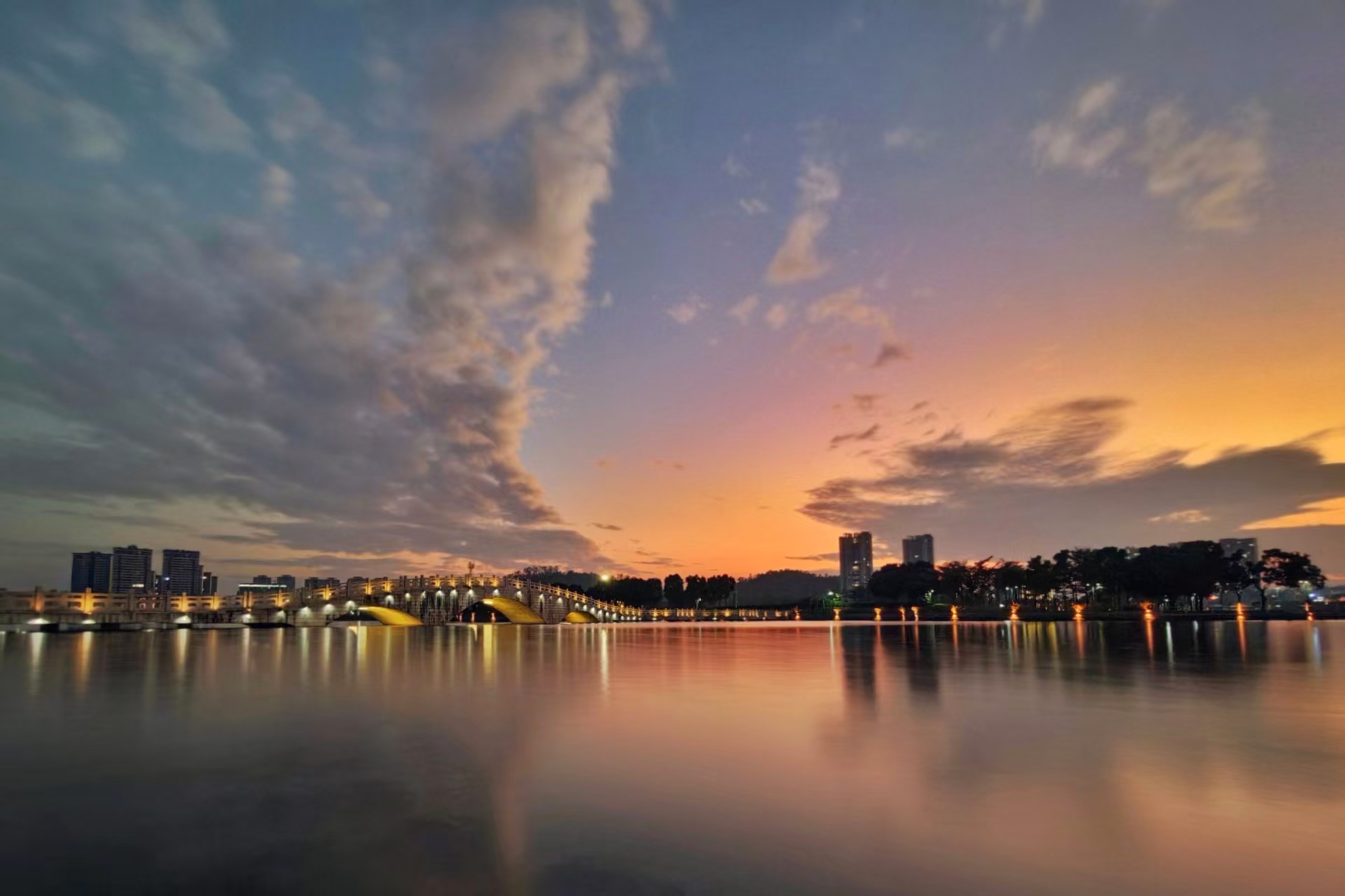 霞光与湖面交相辉映