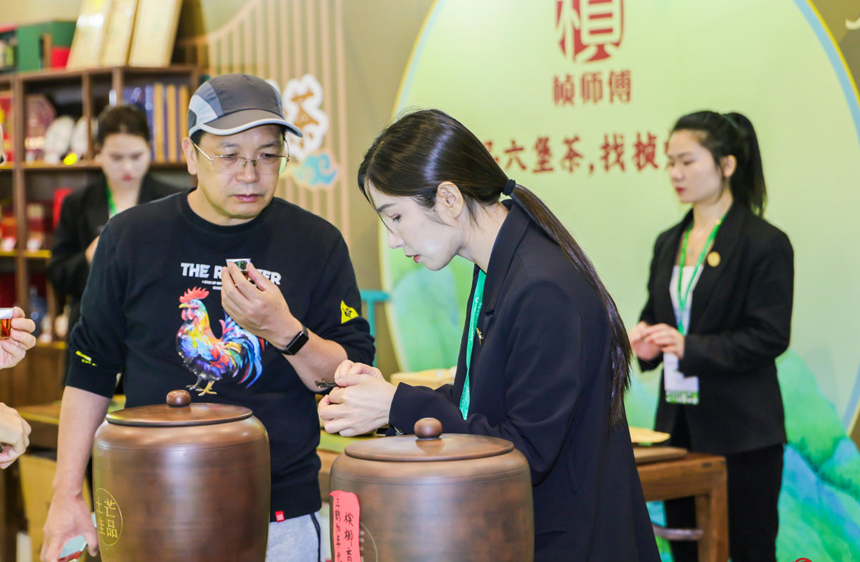 茶商向消費者進行產品介紹。主辦方供圖