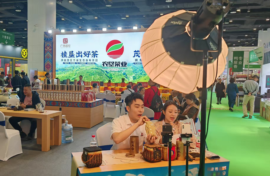 在展區正在進行電商直播。記者張芳 攝