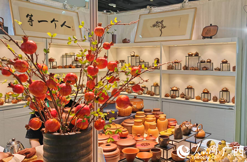 琳琅滿目的茶具。記者張芳 攝