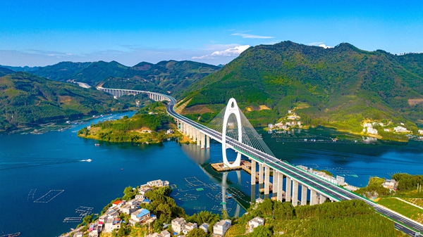 碧波之上，桥越山河。巴羌高速岩滩水库特大桥气势磅礴。