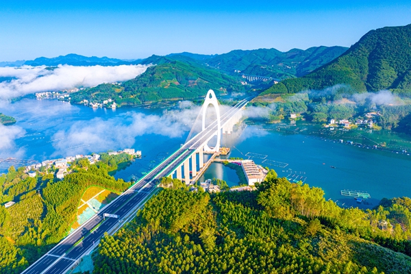 云雾缭绕中,巴羌高速岩滩水库特大桥宛如仙境。
