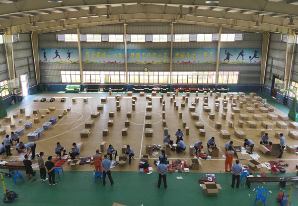 民警清点伪假证件现场。防城港边境管理支队供图