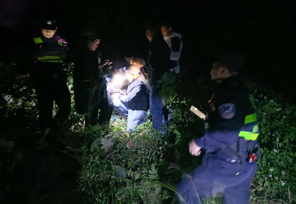 防城港边境管理支队利用无人机找到走失山林的老人。 刘荣兰摄