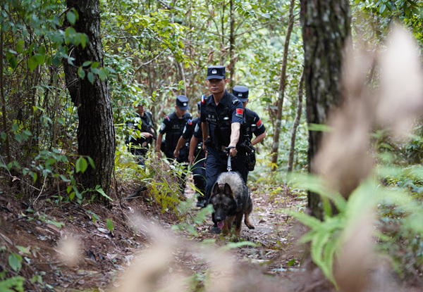 防城港边境管理支队组织警力在边境一线开展巡逻。付浩摄