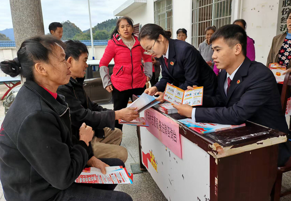检察干警在村委开展法治宣传。孙利岁摄