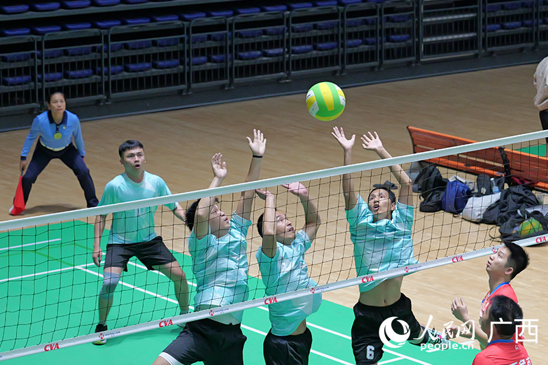 比賽激烈。人民網 梁章暉攝