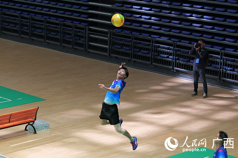 運動員扣殺瞬間。人民網 梁章暉攝